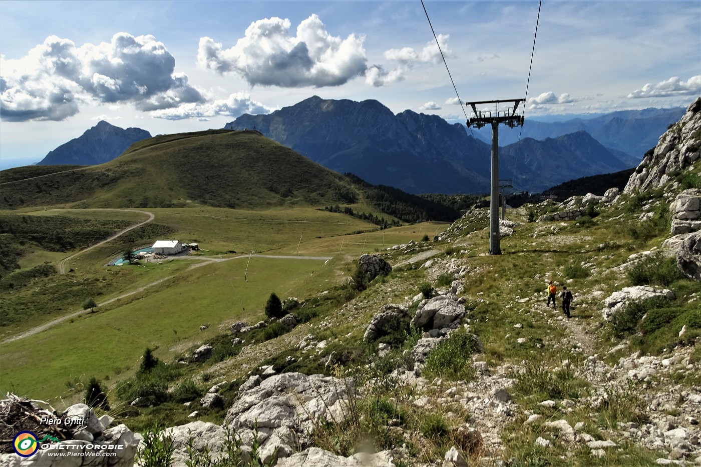 92 Dall'arrivo della seggiovia Camosci scendiamo al Rif. Lecco.JPG